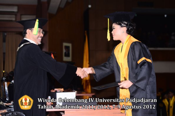 wisuda-unpad-gel-iv-2011_2012-fikom-oleh-dekan-104