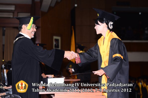 wisuda-unpad-gel-iv-2011_2012-fikom-oleh-dekan-108