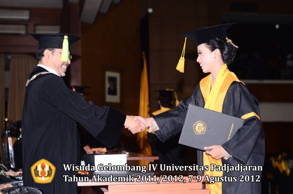 wisuda-unpad-gel-iv-2011_2012-fikom-oleh-dekan-110