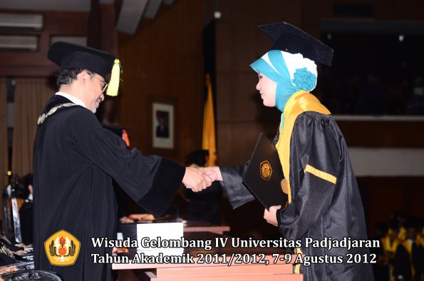 wisuda-unpad-gel-iv-2011_2012-fikom-oleh-dekan-113