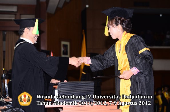 wisuda-unpad-gel-iv-2011_2012-fikom-oleh-dekan-115