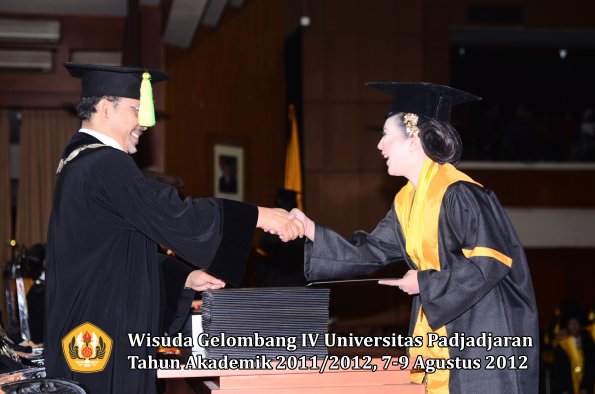 wisuda-unpad-gel-iv-2011_2012-fikom-oleh-dekan-116