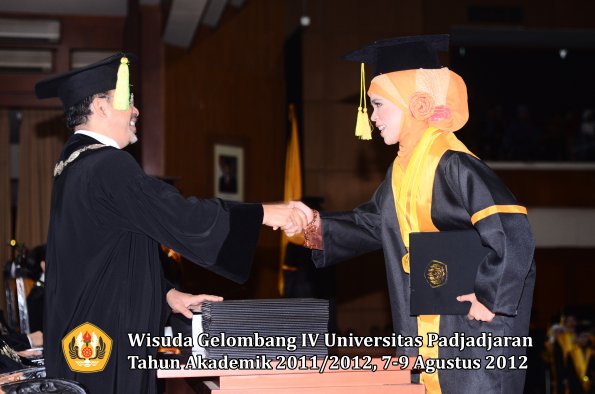 wisuda-unpad-gel-iv-2011_2012-fikom-oleh-dekan-123