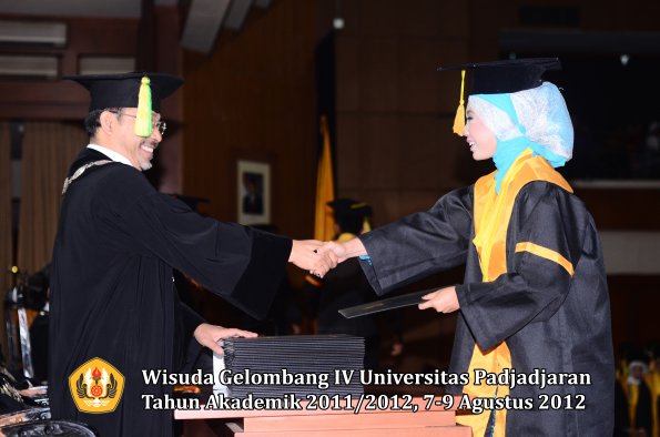 wisuda-unpad-gel-iv-2011_2012-fikom-oleh-dekan-125