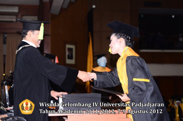 wisuda-unpad-gel-iv-2011_2012-fikom-oleh-dekan-126