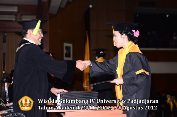 wisuda-unpad-gel-iv-2011_2012-fikom-oleh-dekan-128