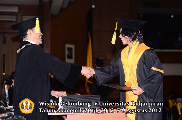 wisuda-unpad-gel-iv-2011_2012-fikom-oleh-dekan-131