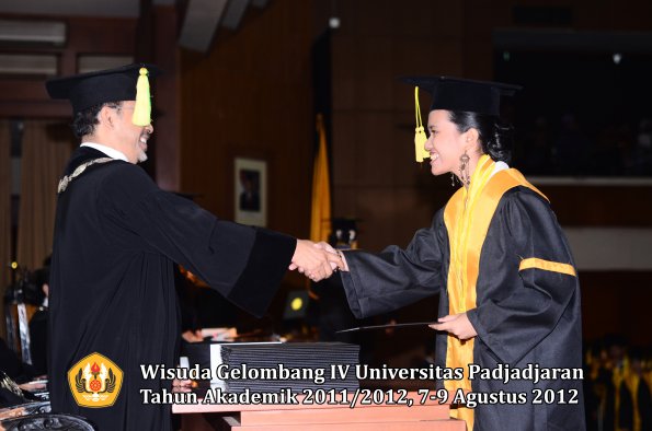 wisuda-unpad-gel-iv-2011_2012-fikom-oleh-dekan-132