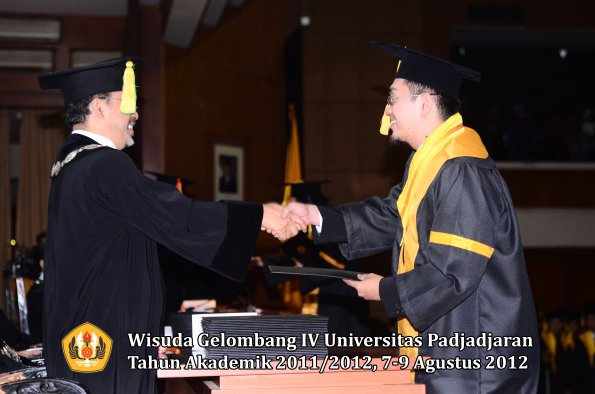 wisuda-unpad-gel-iv-2011_2012-fikom-oleh-dekan-133