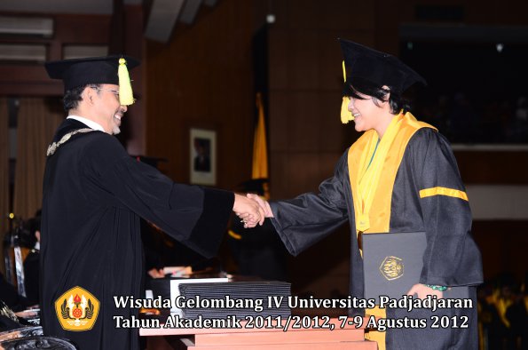 wisuda-unpad-gel-iv-2011_2012-fikom-oleh-dekan-134