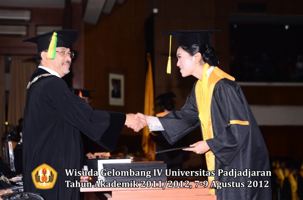 wisuda-unpad-gel-iv-2011_2012-fikom-oleh-dekan-136