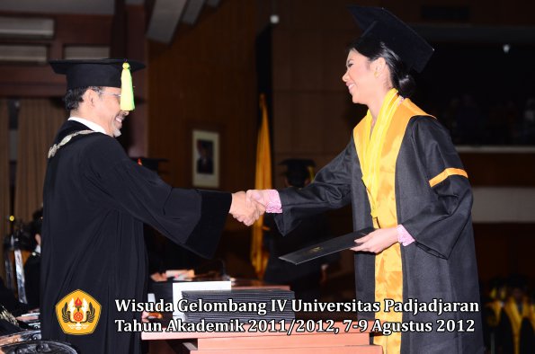 wisuda-unpad-gel-iv-2011_2012-fikom-oleh-dekan-137