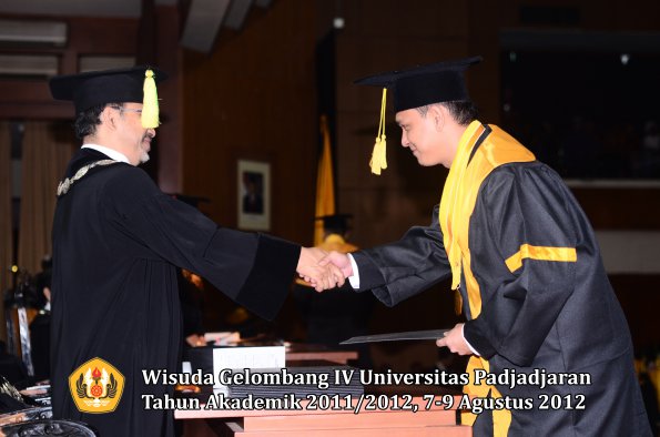 wisuda-unpad-gel-iv-2011_2012-fikom-oleh-dekan-143