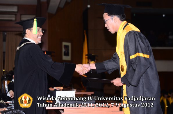 wisuda-unpad-gel-iv-2011_2012-fikom-oleh-dekan-146