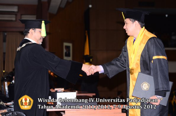 wisuda-unpad-gel-iv-2011_2012-fikom-oleh-dekan-148