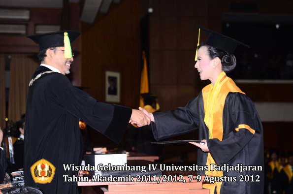 wisuda-unpad-gel-iv-2011_2012-fikom-oleh-dekan-149