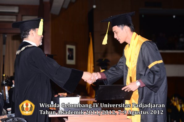 wisuda-unpad-gel-iv-2011_2012-fikom-oleh-dekan-150