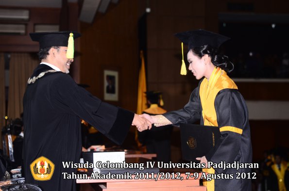 wisuda-unpad-gel-iv-2011_2012-fikom-oleh-dekan-151