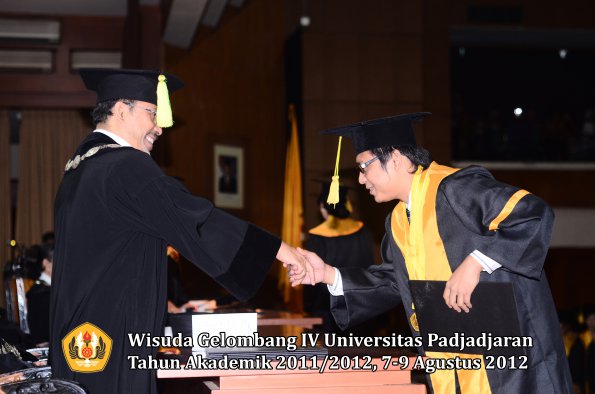 wisuda-unpad-gel-iv-2011_2012-fikom-oleh-dekan-152