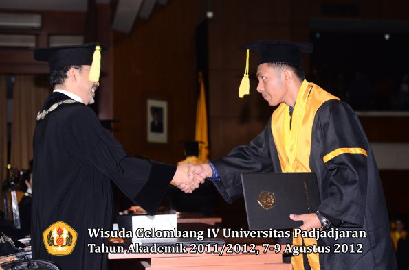 wisuda-unpad-gel-iv-2011_2012-fikom-oleh-dekan-153