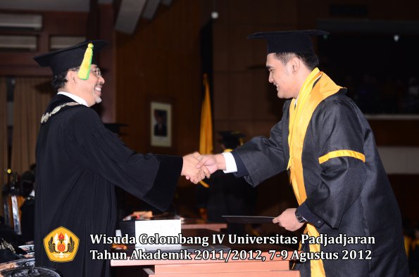 wisuda-unpad-gel-iv-2011_2012-fikom-oleh-dekan-154