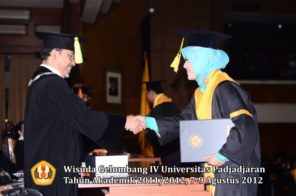 wisuda-unpad-gel-iv-2011_2012-fikom-oleh-dekan-155