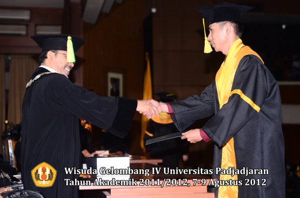 wisuda-unpad-gel-iv-2011_2012-fikom-oleh-dekan-156