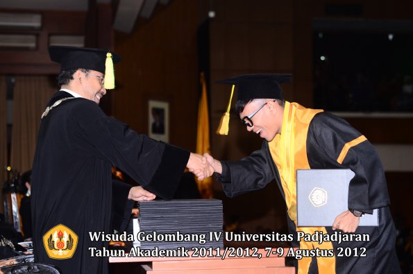 wisuda-unpad-gel-iv-2011_2012-fikom-oleh-dekan-159