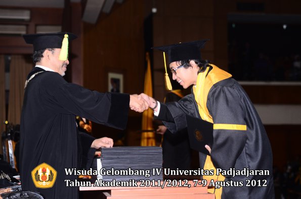 wisuda-unpad-gel-iv-2011_2012-fikom-oleh-dekan-161