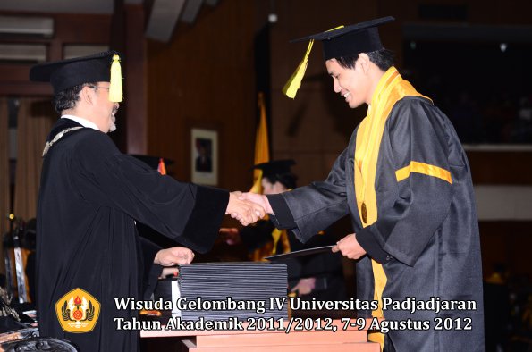 wisuda-unpad-gel-iv-2011_2012-fikom-oleh-dekan-163