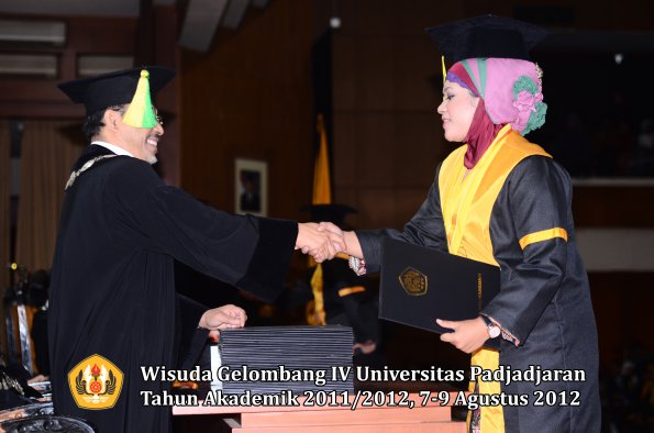 wisuda-unpad-gel-iv-2011_2012-fikom-oleh-dekan-165