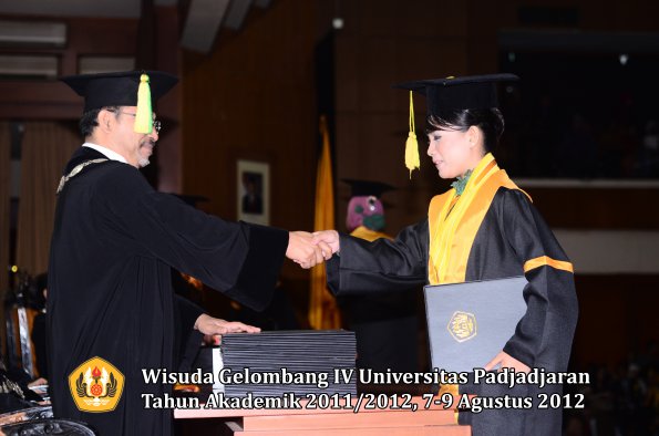 wisuda-unpad-gel-iv-2011_2012-fikom-oleh-dekan-166