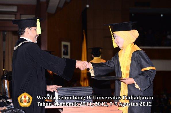 wisuda-unpad-gel-iv-2011_2012-fikom-oleh-dekan-168