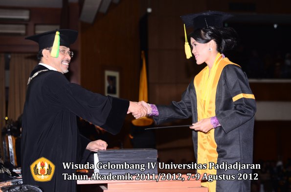 wisuda-unpad-gel-iv-2011_2012-fikom-oleh-dekan-170