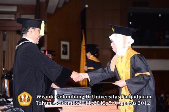 wisuda-unpad-gel-iv-2011_2012-fikom-oleh-dekan-171