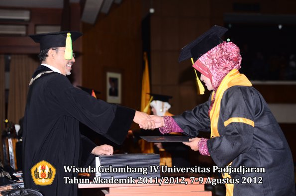 wisuda-unpad-gel-iv-2011_2012-fikom-oleh-dekan-172