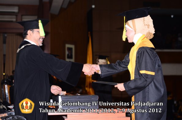 wisuda-unpad-gel-iv-2011_2012-fikom-oleh-dekan-174