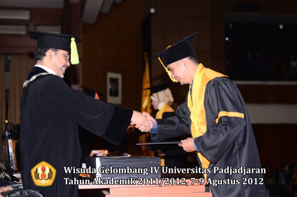 wisuda-unpad-gel-iv-2011_2012-fikom-oleh-dekan-175