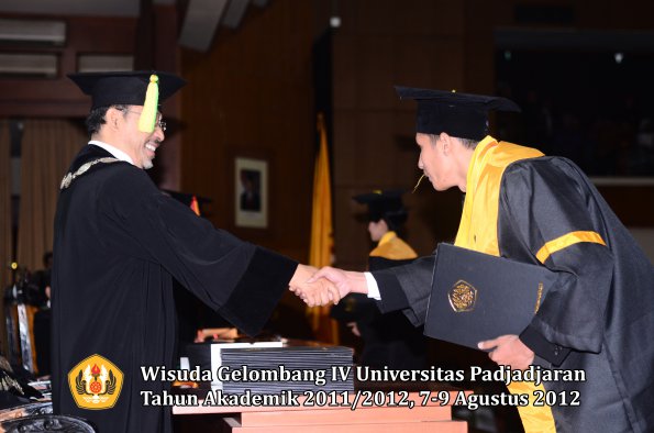 wisuda-unpad-gel-iv-2011_2012-fikom-oleh-dekan-177