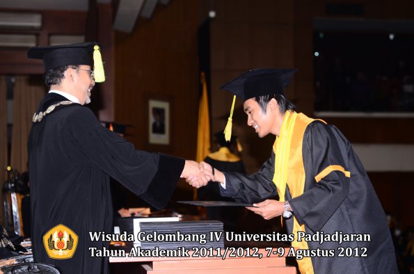 wisuda-unpad-gel-iv-2011_2012-fikom-oleh-dekan-178