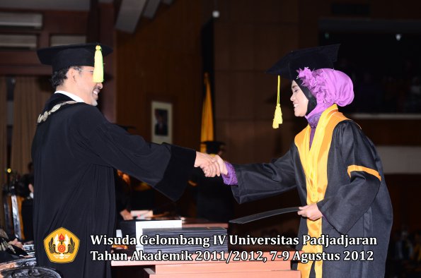 wisuda-unpad-gel-iv-2011_2012-fikom-oleh-dekan-181