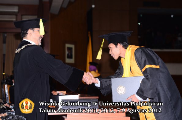 wisuda-unpad-gel-iv-2011_2012-fikom-oleh-dekan-182