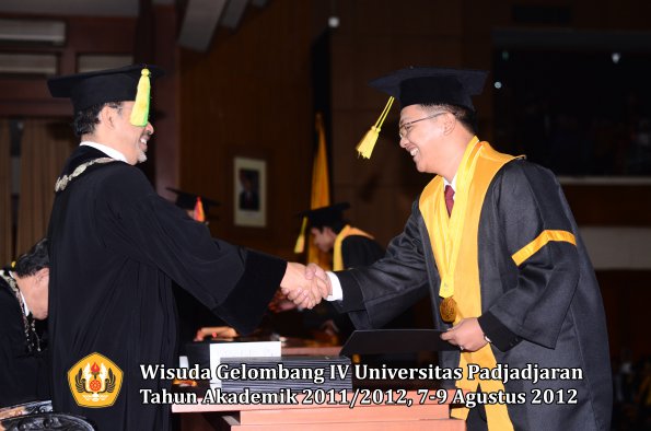 wisuda-unpad-gel-iv-2011_2012-fikom-oleh-dekan-183