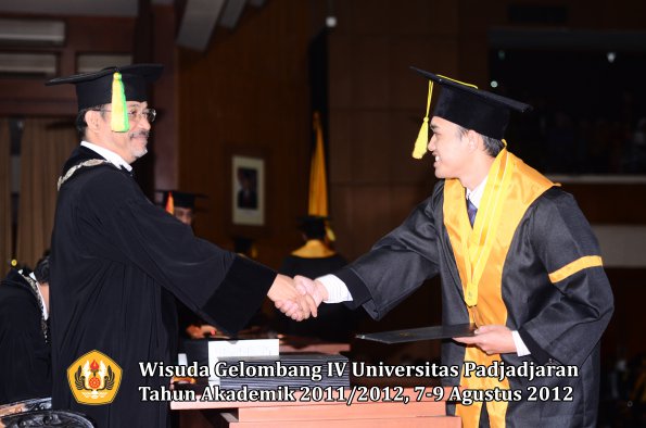 wisuda-unpad-gel-iv-2011_2012-fikom-oleh-dekan-184