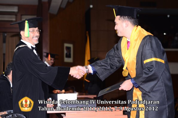 wisuda-unpad-gel-iv-2011_2012-fikom-oleh-dekan-187