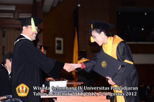 wisuda-unpad-gel-iv-2011_2012-fikom-oleh-dekan-189