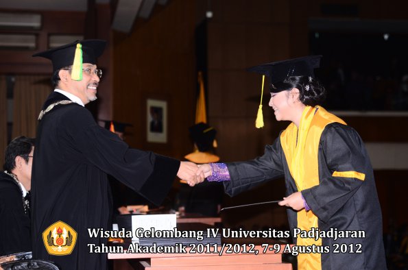 wisuda-unpad-gel-iv-2011_2012-fikom-oleh-dekan-190