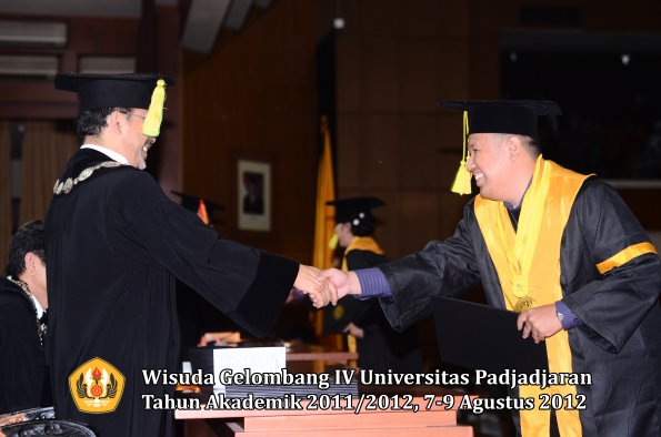 wisuda-unpad-gel-iv-2011_2012-fikom-oleh-dekan-191