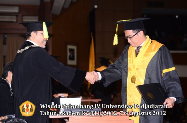 wisuda-unpad-gel-iv-2011_2012-fikom-oleh-dekan-193