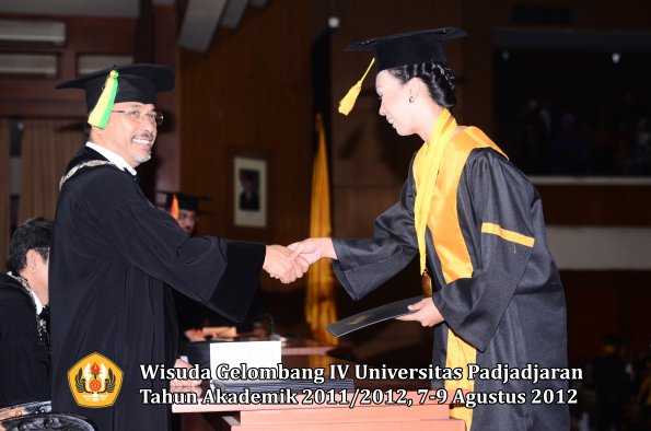 wisuda-unpad-gel-iv-2011_2012-fikom-oleh-dekan-194